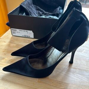 Gucci satin dress pumps